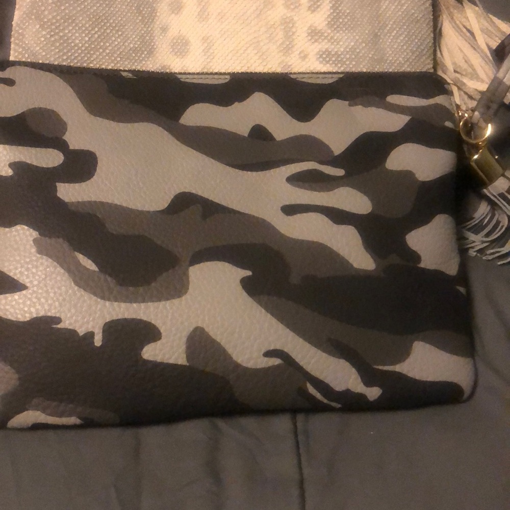 GILI NWT clutch in camo with Halo technology